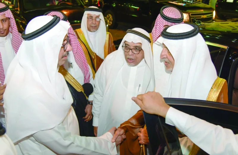 سعود بن جلوي يتقدم المعزين في وفاة عبدالله خياط