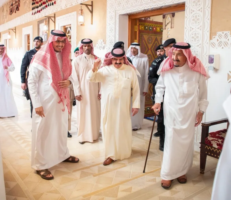 خادم الحرمين يستقبل ملك البحرين ويقيم مأدبة غداء تكريماً له