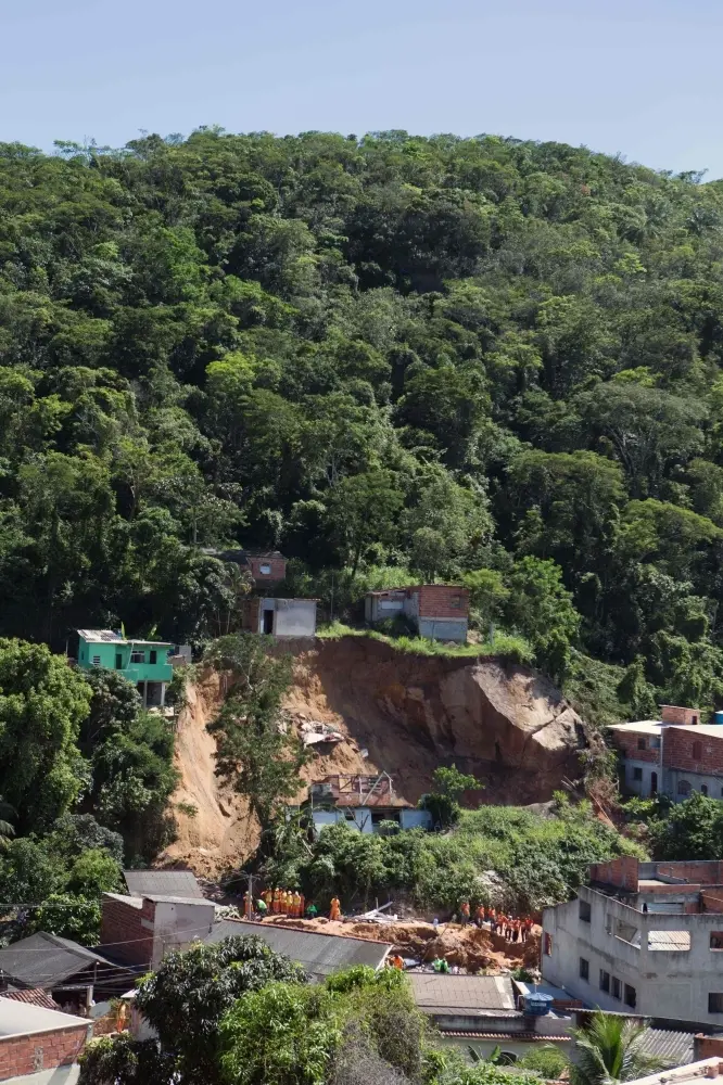بالصور.. جانب من الإنهيار الأرضي الذي راح ضحيته 14 شخص وإصابة 11 آخرين بالبرازيل