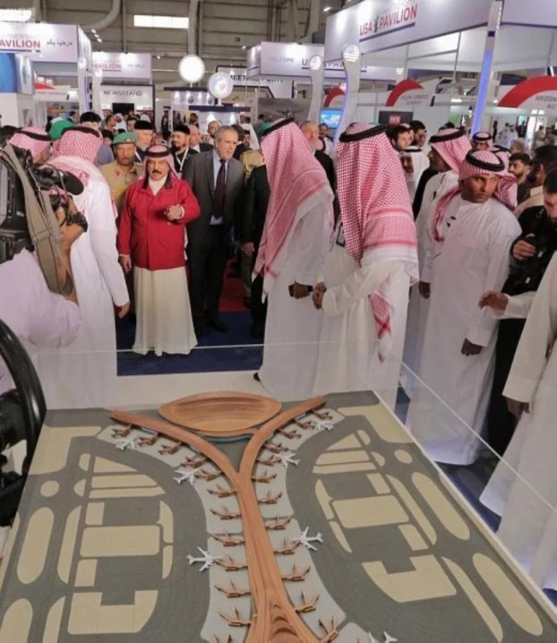 ملك البحرين يطلع على مجسم لمطار الملك عبدالعزيز الجديد