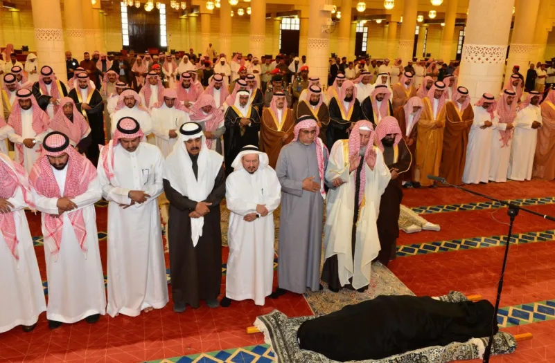 أمير الرياض يؤدي صلاة الميت على والدة الأمير فيصل بن محمد بن عبدالعزيز - رحمها الله -