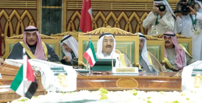 أمير الكويت يدعو لوقف الحملات الإعلامية لاحتواء الخلافات