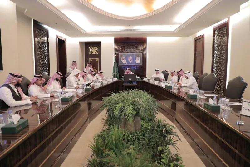 نائب أمير مكة يناقش تطوير محمية الإمام سعود