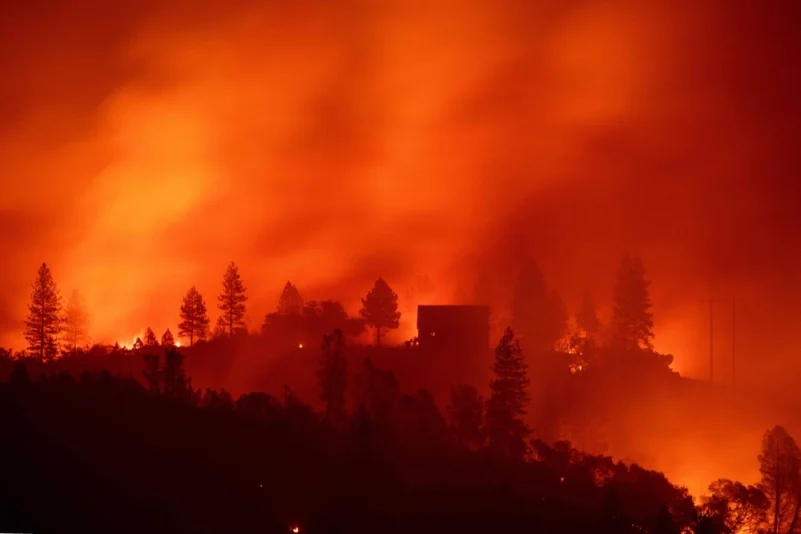 بالصور ..اندلاع حريق في  كاليفورنيا.