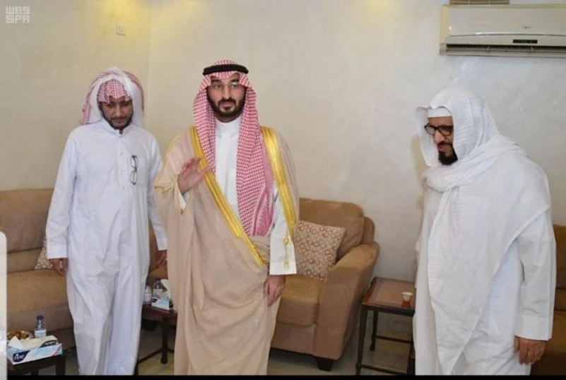 نائب أمير مكة المكرمة يقدم التعازي لذوي القاضي العجلان