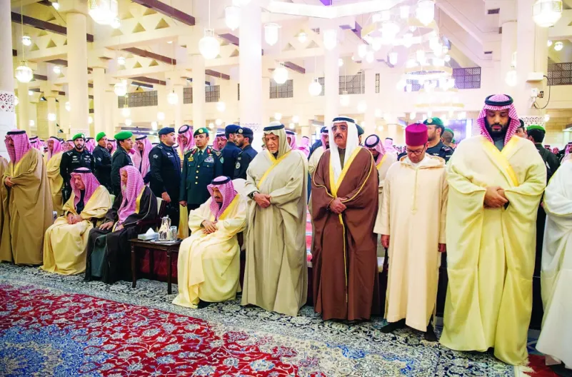 الملك يؤدي صلاة الميت على الأمير طلال بن عبدالعزيز