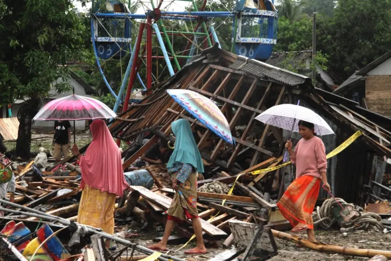 بالصور.. آثار الدمار الذي خلفه "تسونامي إندونيسيا "