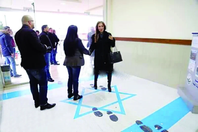وزيرة أردنية تدوس العلم الإسرائيلي .. وتل أبيب تحتج