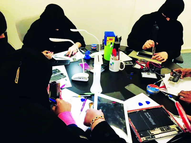 سعوديات يبدعن في التدريب وريادة الأعمال بصيانة الجوالات