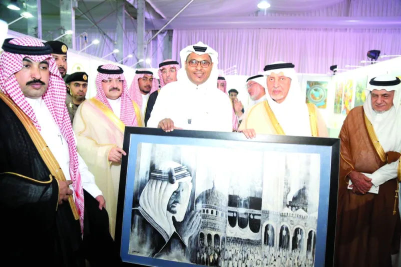 التشكيلي الفايز يهدي أمير مكة لوحة «الملك فيصل»