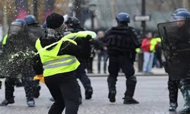 الحكومة الفرنسية تهاجم "السترات الصفراء"