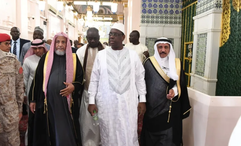 رئيس السنغال يزور المسجد النبوي ويغادر المدينة