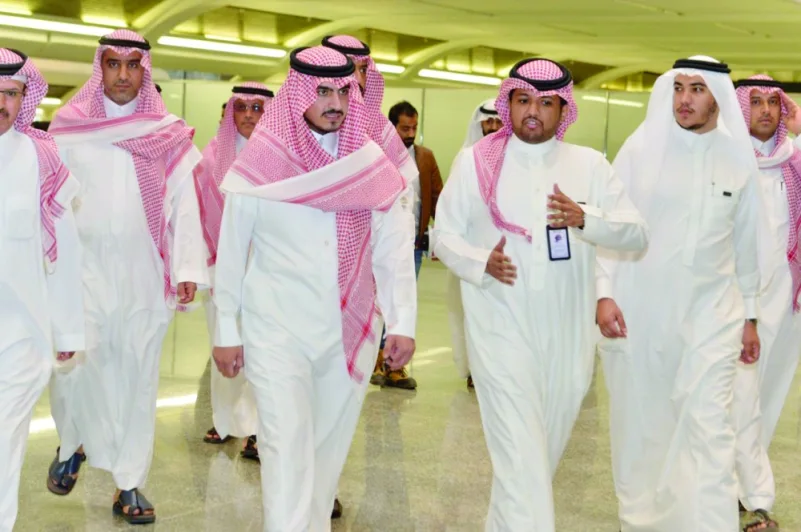 نائب أمير مكة يستهل مهام عمله بتفقد قطار الحرمين