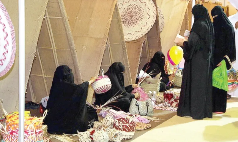 السعوديات يزين مهرجان «سوق القيصرية» بالأعمال الحرفية