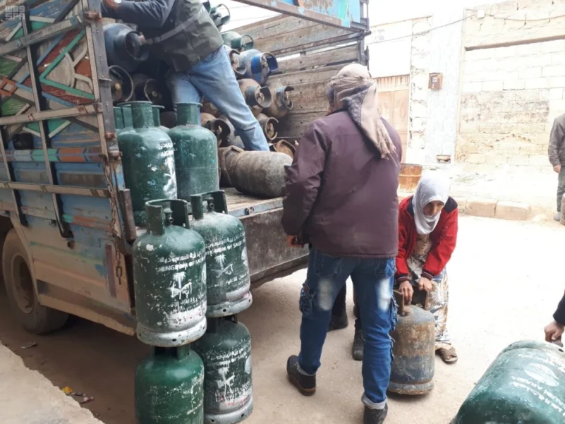 "سلمان للإغاثة" يوزع الوقود للنازحين شمال سوريا.. ويعالج مرضى "الزعتري"