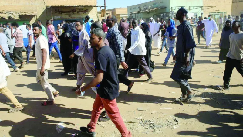 الشرطة السودانية تطلق الغاز على المتظاهرين بالخرطوم والفاشر