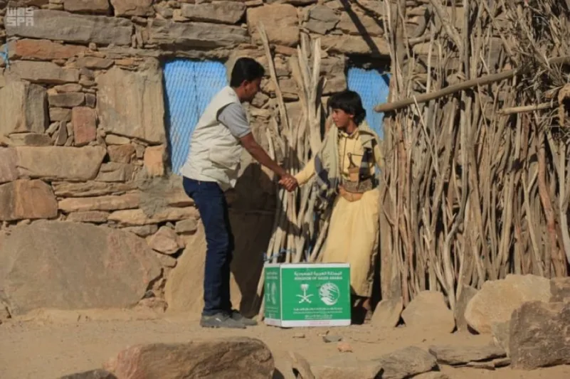 مركز الملك سلمان للإغاثة يواصل توزيع السلال الغذائية في مديرية بني ضبيان بصنعاء