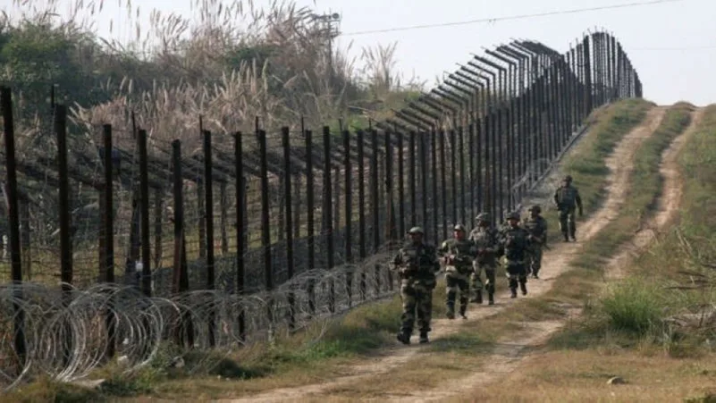 باكستان تعلن إصابة اثنين من مواطنيها بنيران هندية عبر الحدود