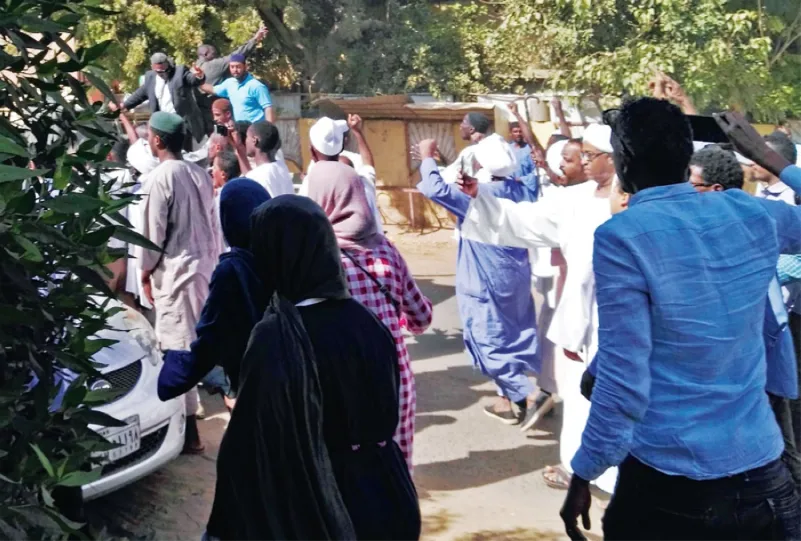 السودان.. المعلمون والصيادلة يعلنون الإضراب العام