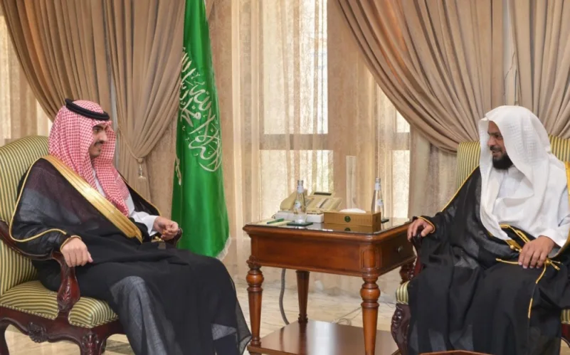 بدر بن سلطان يلتقي مدير فرع وزارة العدل ومدير الإدارة العامة للمجاهدين