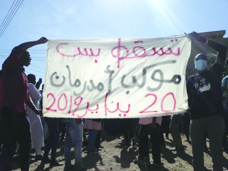 السودان .. مئات المحتجين يغلقون طريقا رئيسيا في الخرطوم