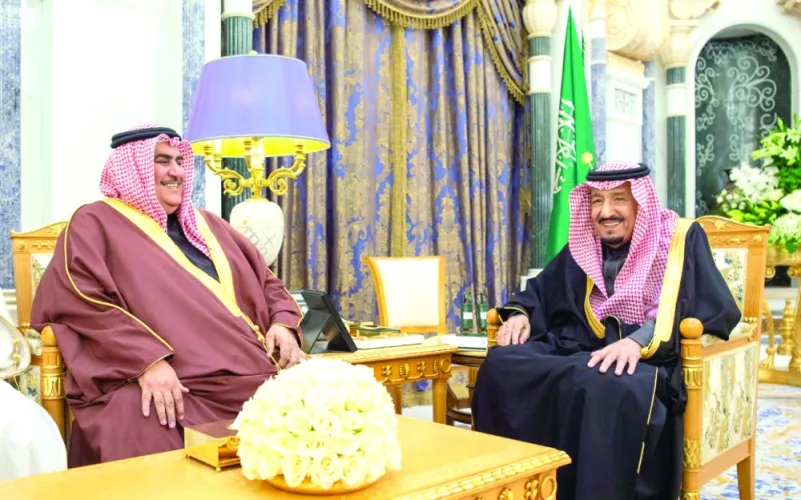 خادم الحرمين يبحث المستجدات مع وزير الخارجية البحريني