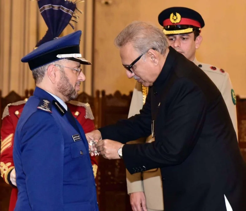 الرئيس الباكستاني يقلد رئيس هيئة الأركان العامة وسامًا عسكريًا
