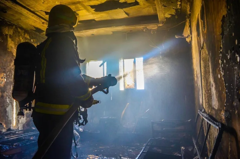 مدني تبوك ينجح بإخلاء عائلة عربية من حريق منزل