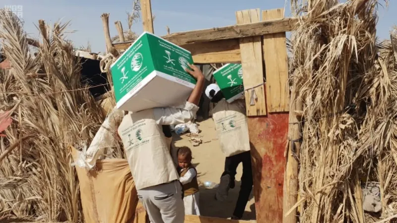 "سلمان للإغاثة" يوزع مساعدات إيوائية وغذائية في صنعاء والجوف