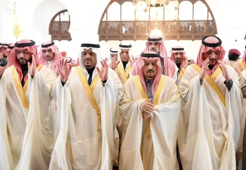 أمير الرياض يؤدي صلاة الميت على الهلال
