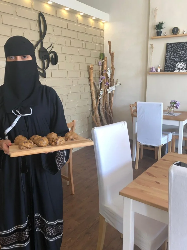 فتيات سعوديات يقتحمن العمل بمجال «الكافيهات»