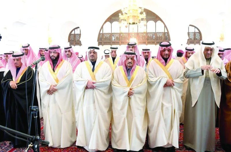 أمير الرياض ووزير الداخلية يؤديان الصلاة على الفريق الهلال