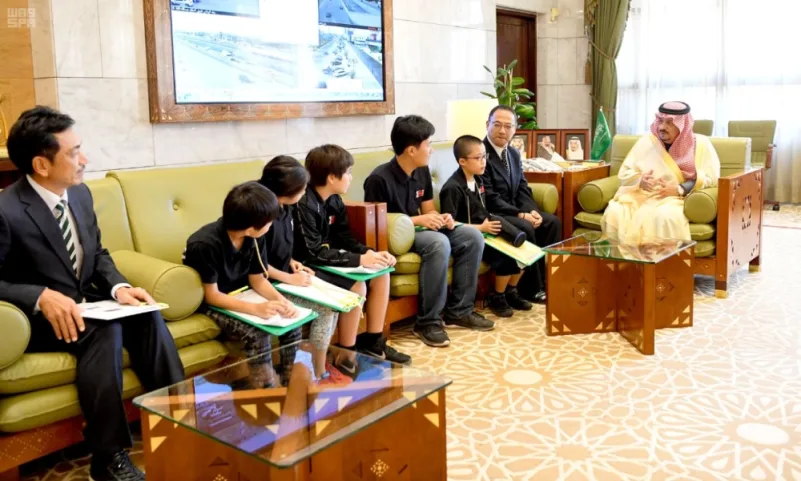 أمير الرياض يستقبل طلاب المدرسة اليابانية