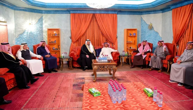 نائب أمير الرياض يقدم العزاء في وفاة الأميرة جواهر بنت فهد آل مشاري