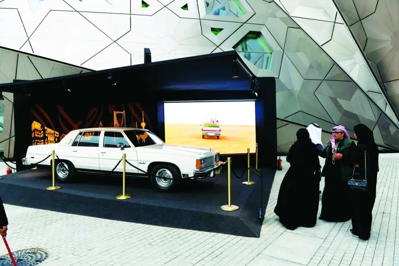 سيارة الملك فهد تلفت أنظار زوار معرض دولي بالكويت