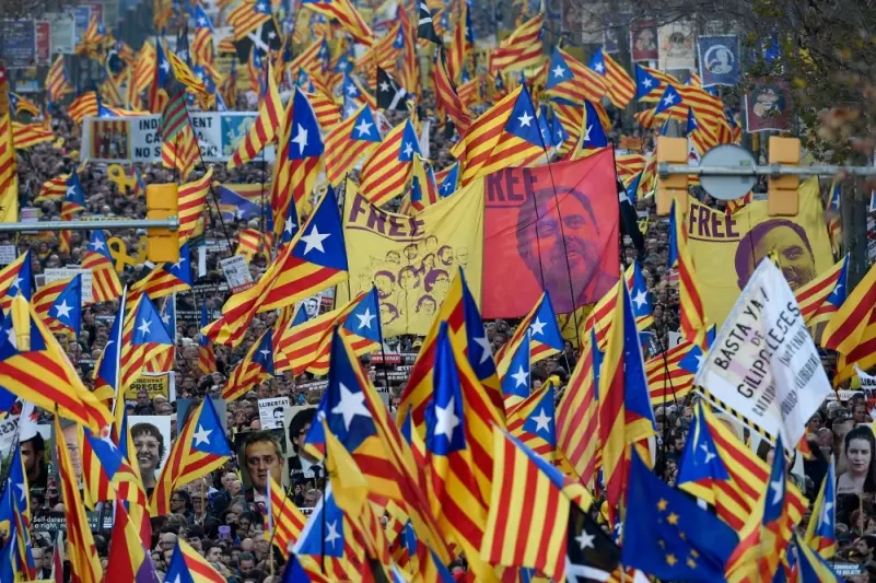 200 ألف متظاهر في برشلونة احتجاجا على محاكمة الانفصاليين
