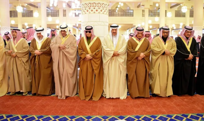 أمير الرياض يؤدي صلاة الميت على الأمير عبدالله بن فيصل بن تركي (الأول)