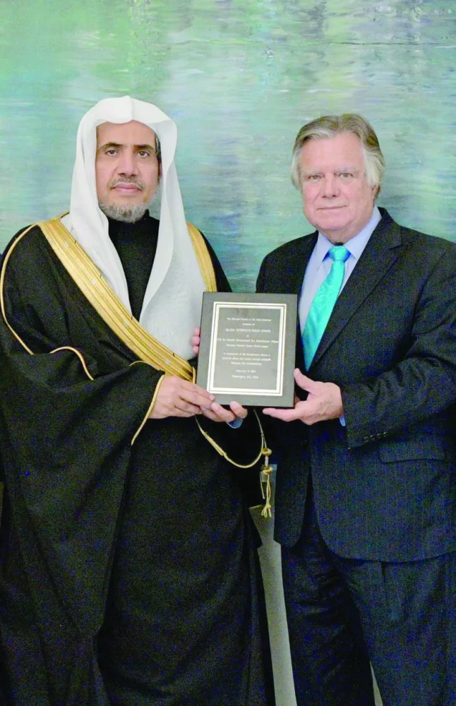 العيسى ينال جائزة «السلام العالمي للأديان» في واشنطن