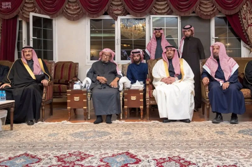 نائب أمير الرياض يقدم العزاء لأسرة الشثري