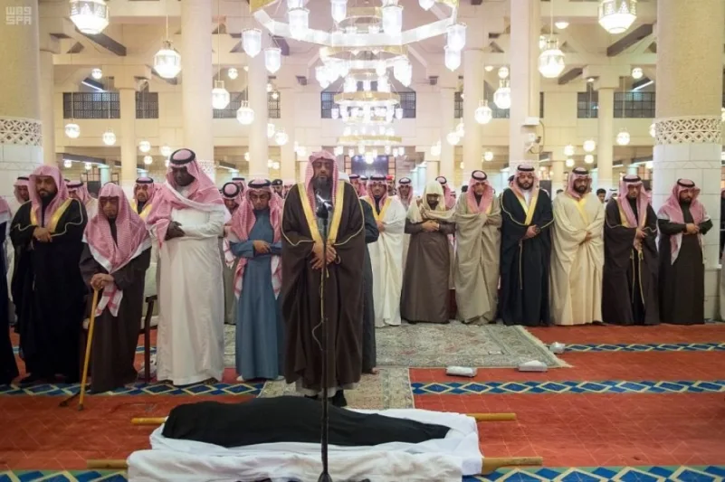 نائب أمير الرياض يؤدي الصلاة على الأميرة أضواء