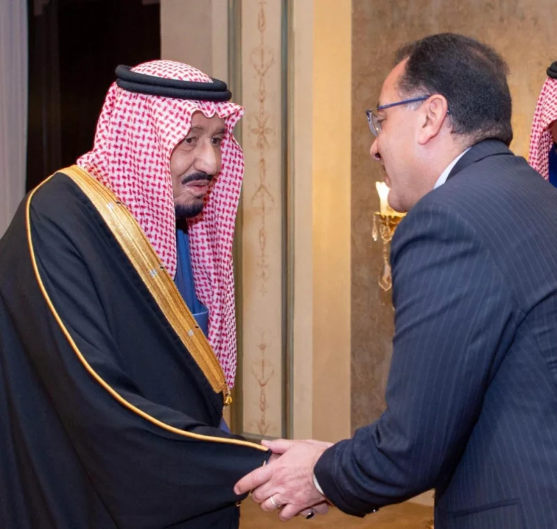 خادم الحرمين يبحث مع رئيس وزراء مصر سبل تعزيز العلاقات