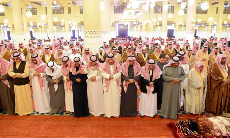 أمير الرياض يؤدي الصلاة على الأميرة جهير بنت سعود