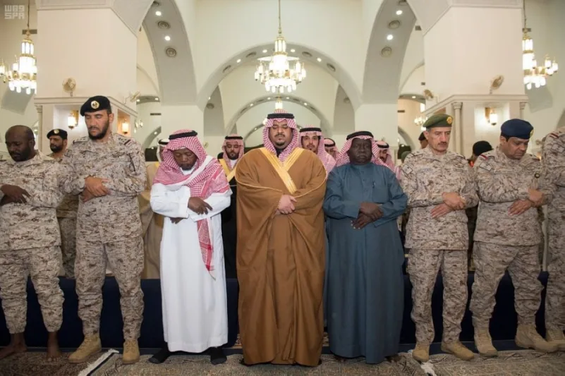 نائب أمير الرياض ينقل تعازي القيادة لأسرتي الشهيدين "محزري وعلم"