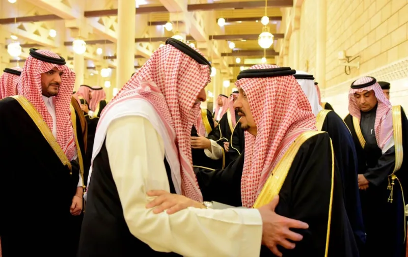 أمير الرياض يؤدي صلاة الميت على الأمير فيصل بن بدر بن فهد