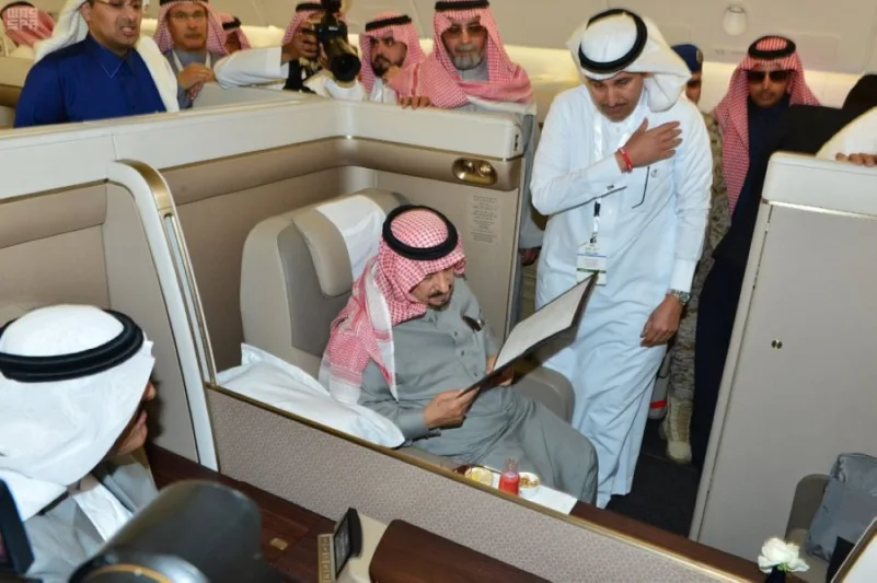 أمير الرياض يطلع على أحدث الخدمات وتقنية الاتصالات على طائرات "السعودية"