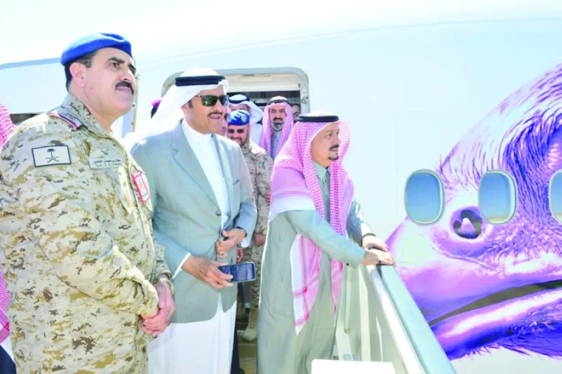 فيصل بن بندر يطلع على أحدث الخدمات وتقنية الاتصالات على طائرات "السعودية"