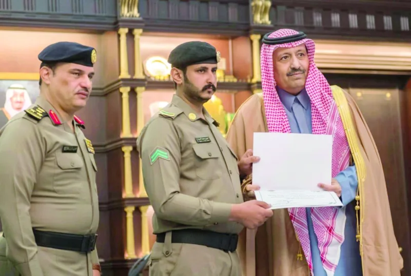 أمير الباحة يكرم عددا من ضباط وأفراد الشرطة