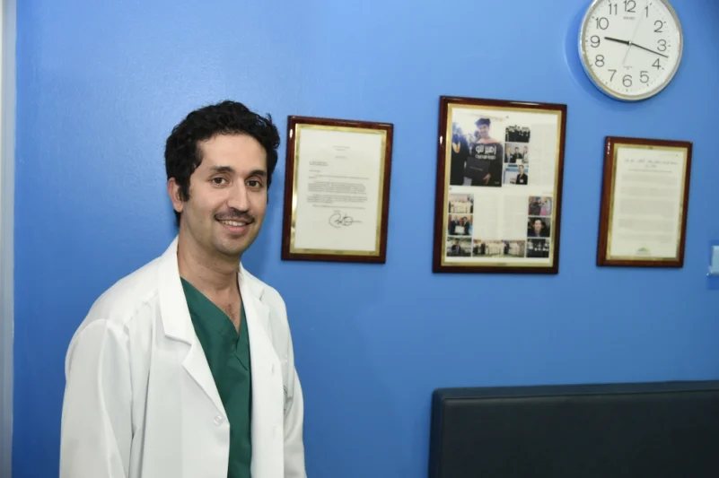طبيب أسنان سعودي يحصد الجوائز العالمية وطموحاته «نوبل»