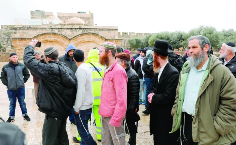 عشرات اليهود المتطرفين يقتحمون باحات الأقصى
