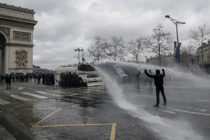 غاز مسيل للدموع واشتباكات بين شرطة باريس و"السترات الصفراء"
